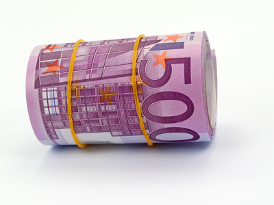 Ex-Mitarbeiterin erhält jährlich 180.000 Euro Rolle 500-Euro-Scheine von Gummiband gehalten